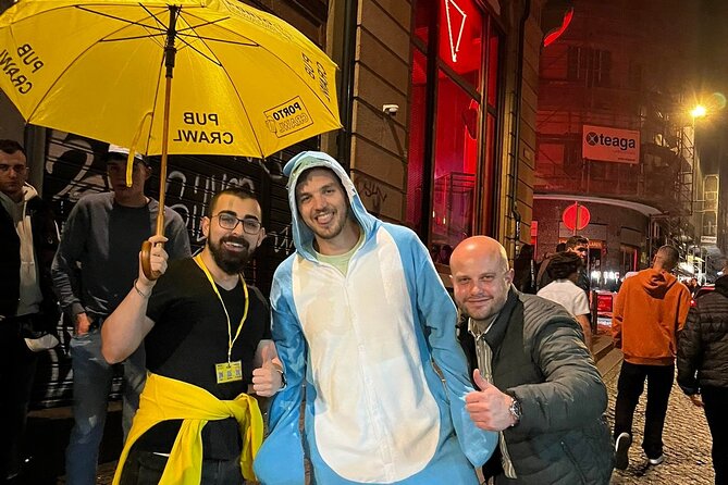 Porto Pubcrawl: 5h,7 Drinks,4 bars &Skip the line Club Entry - Meeting at Fonte dos Leões, and why the start point is a win