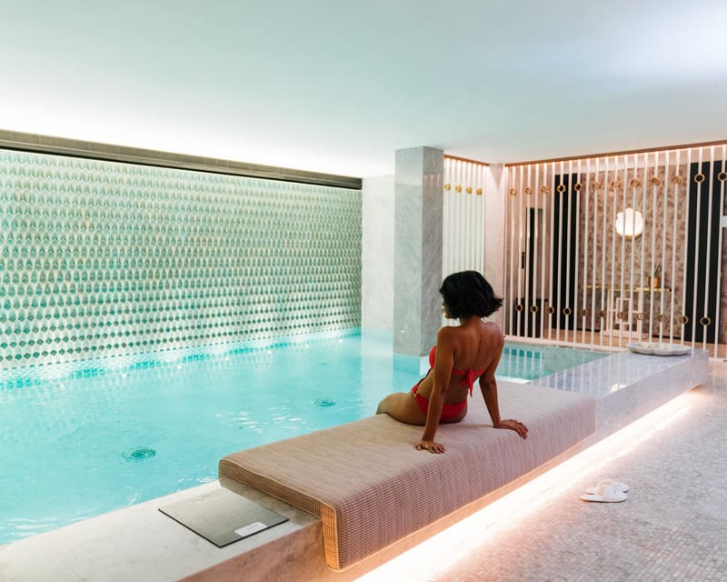 Porto: Relaxing by the pool, sauna and steam room - Grand Bleu Spa at Le Monumental Palace: where your calm hour begins