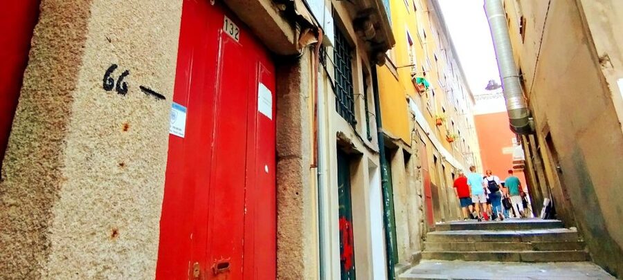 Porto Ribeira and highlights Private Walking Tour - São Bento Station and Rua das Flores, where details matter