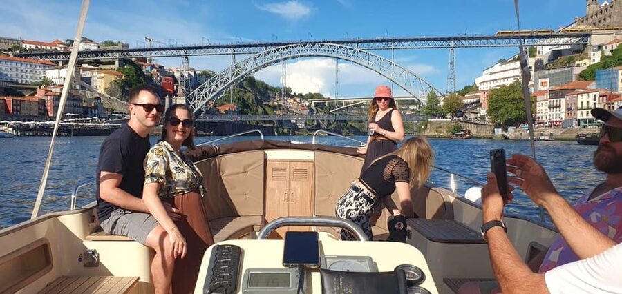 Porto: Six Bridges Douro River Cruise with Drinks - First 10 minutes: meeting at Douro Marina Gate C without confusion