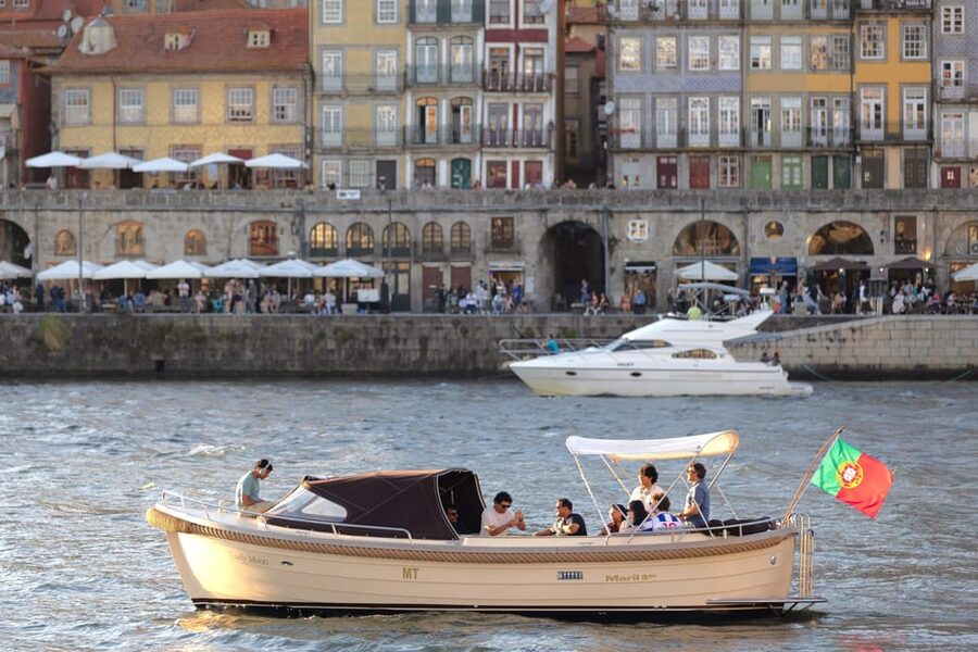 Porto: Six Bridges Douro River Cruise with Drinks - The Port on board: what you’ll drink and how it’s served