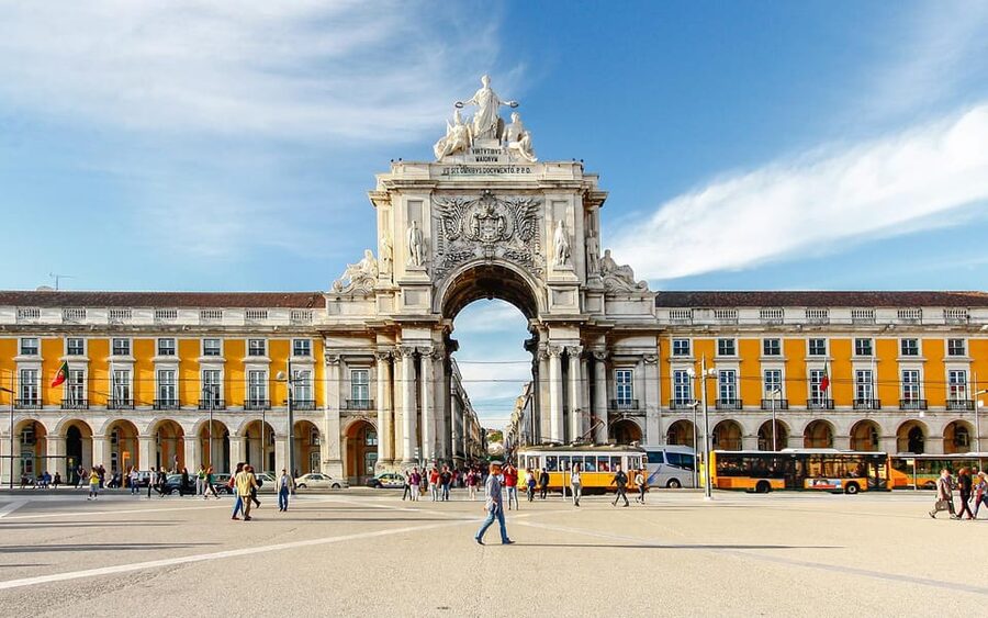 Porto to Lisbon with Aveiro-Coimbra-Fátima-Nazaré-Óbidos - A private Porto to Lisbon day that actually feels like a day