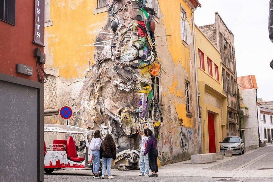 Porto Tour: A tour, a thousand stories in Tuk Tuk - 3h - Market Time for Everyday Porto (Food Not Included)