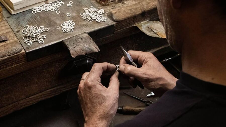 Porto: Tour to the world of silver in a century-old workshop - Should you book this Alcino Silversmith tour in Porto?