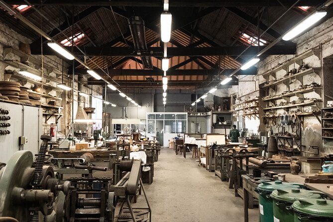Porto: Tour to the world of silver in a century-old workshop - What it is like to assist artisans (and what you should bring mentally)
