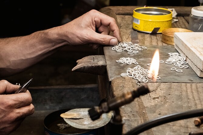 Porto: Tour to the world of silver in a century-old workshop - Inside the three-room showroom, how to look smart without rushing