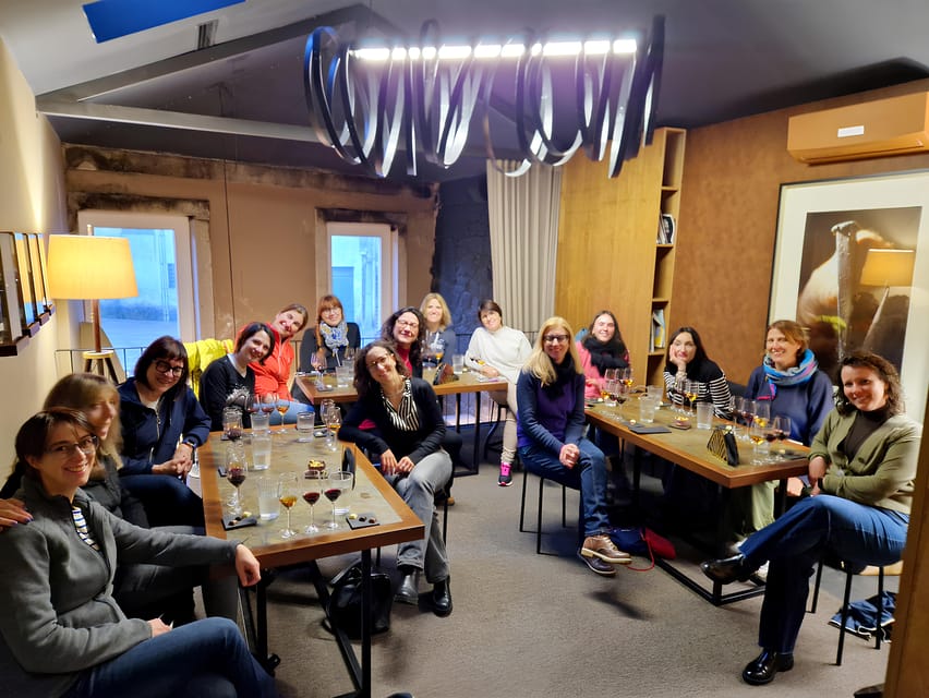 Porto tour with Port Wine tasting in a hidden wine cellar! - Trindade start to Avenida dos Aliados: a smooth setup for your bearings