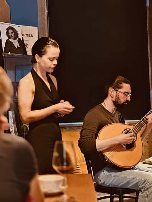 Porto: Traditional Fado Show with Welcome Drink - Wine and Music: A Welcome Drink Plus Portuguese Tastings