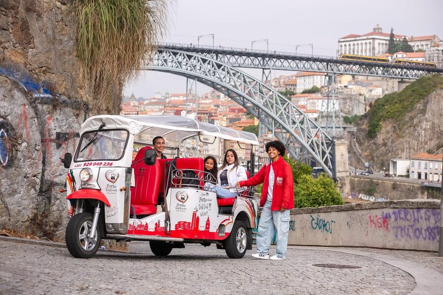Porto: Tuk tuk Tours with Port Wine Tasting - Meeting at Sé do Porto: finding the Green Tours tuk tuk
