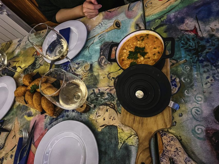 Porto: Walking Dinner Tour with Family-Owned Restaurants - Bar Cândido dos Reis and the classic fish dish step-in moment