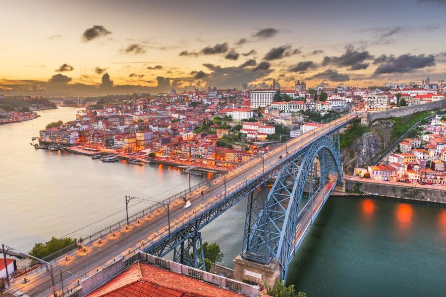 Porto Walking Tour of the city centre in small-groups - Livraria Lello & Irmão: book culture with a guided lens