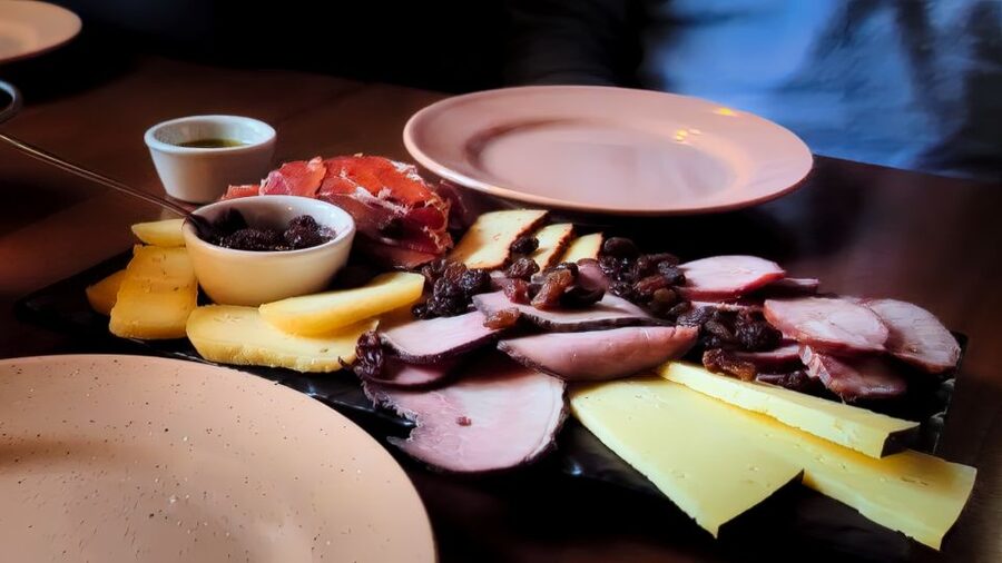 Porto: Wine Tour & One Hour Fado Show | All Included - Meeting at Fonte dos Leões: your Porto launch point