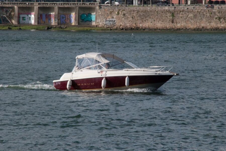 Private Boat Tour 6 Bridges 1h30, group price up to 6px - Price and value: $178 per group up to 6 people