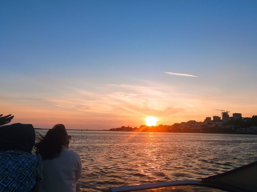 Private boat tour: 6 Bridges, Gondomar,Douro with Sunset Opt - Sunset on the water: drinks, music, and comfort details