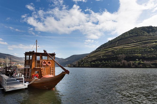 Private Douro Valley Wine Tour: 2 Wine Estates, Lunch and Cruise - Free Porto walking tour after your Douro day