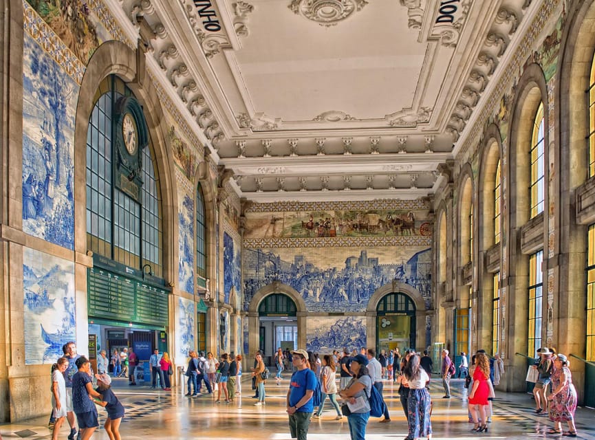 Private Walking Tour, highlights and secrets of Porto - Aliados Avenue, Galerias de Paris, and the maze of older streets