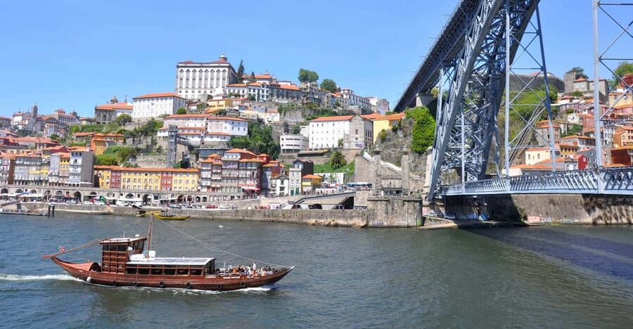 Private Walking Tour, highlights and secrets of Porto - Palacio da Bolsa and Rua das Flores, where street life meets structure