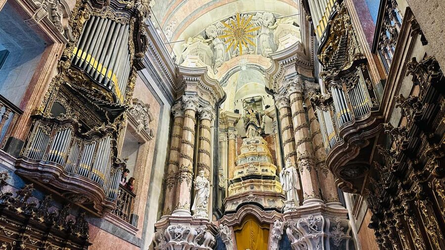 The Beautiful Story of Porto: Guided Tour with Entry Tickets - Terreiro da Sé start, Pelourinho meeting point, and the tempo of the walk