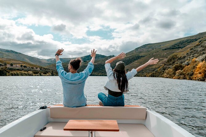 Valley of the Douro: Private Tour Electric Boat 1h With Wine Tasting - The cruise on the Douro River: terraced vineyards and Vila do Pinhão panorama