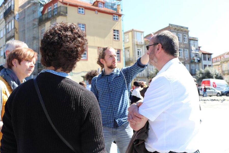 Walking tour discover Porto's center in German (max. 12 pax) - Igreja dos Carmelitas Descalcos and Livraria Lello: famous, but with context