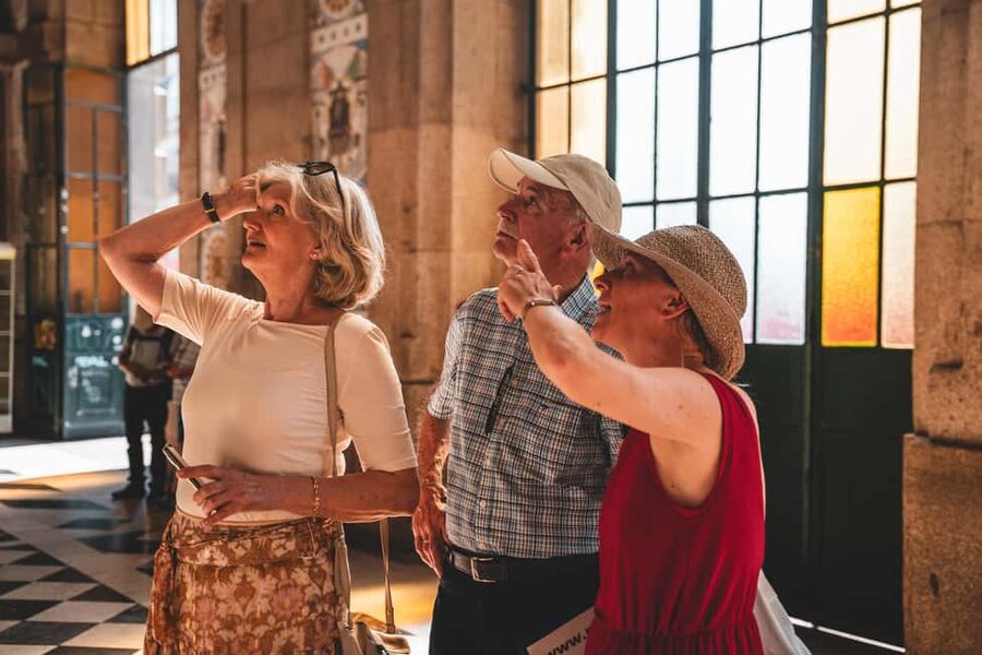 Walking tour discover Porto's center in German (max. 12 pax) - Down toward the Douro: Ribeira and port wine cellars across the river